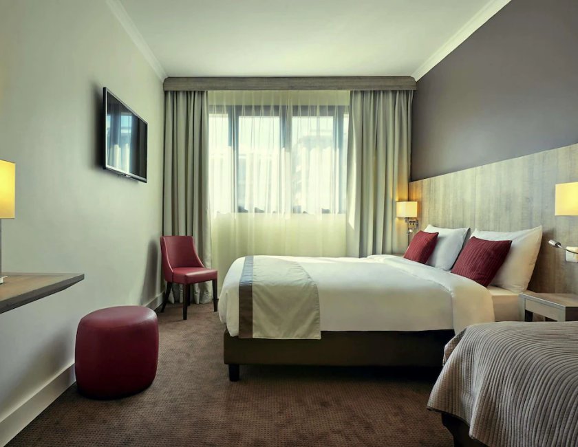 Habitación Classic con una cama doble y dos camas individuales del hotel Mercure Versailles Paris Ouest. Foto 7