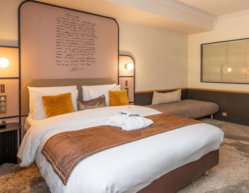 Habitación Privilege con una cama doble y otra individual del hotel Mercure Versailles Paris Ouest. Foto 7
