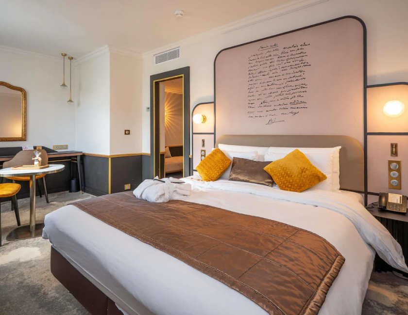 Habitación Privilege con una cama doble y otra individual del hotel Mercure Versailles Paris Ouest. Foto 8
