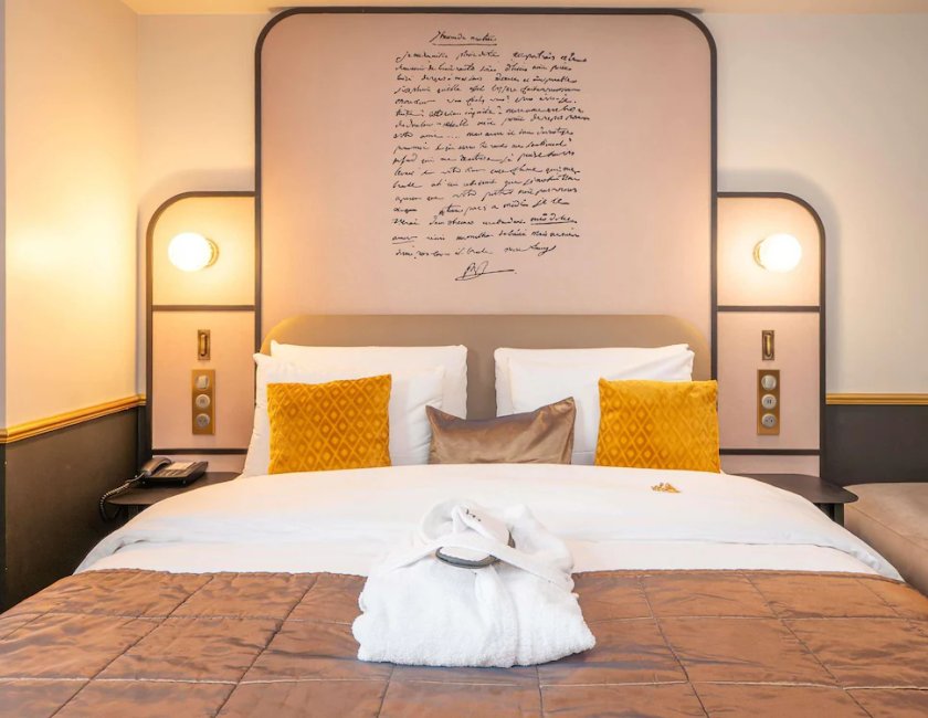 Habitación Privilege con una cama doble y otra individual del hotel Mercure Versailles Paris Ouest. Foto 9