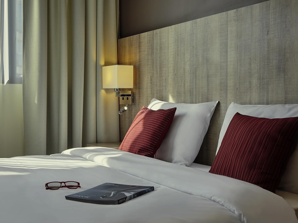 Habitación Classic con una cama doble para huéspedes con limitaciones físicas del hotel Mercure Versailles Paris Ouest