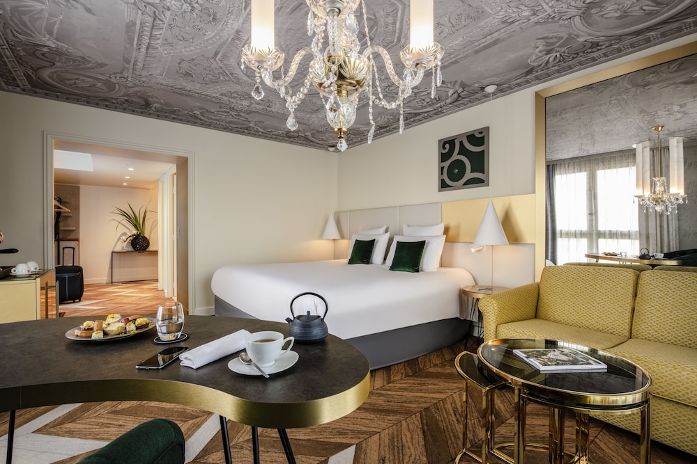 Suite junior, 1 cama de matrimonio grande del hotel Le Louis Hotel Versailles Château - MGallery Collection
