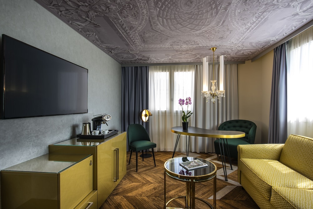 Suite Deluxe, 1 cama de matrimonio grande, balcón del hotel Le Louis Hotel Versailles Château - MGallery Collection. Foto 2