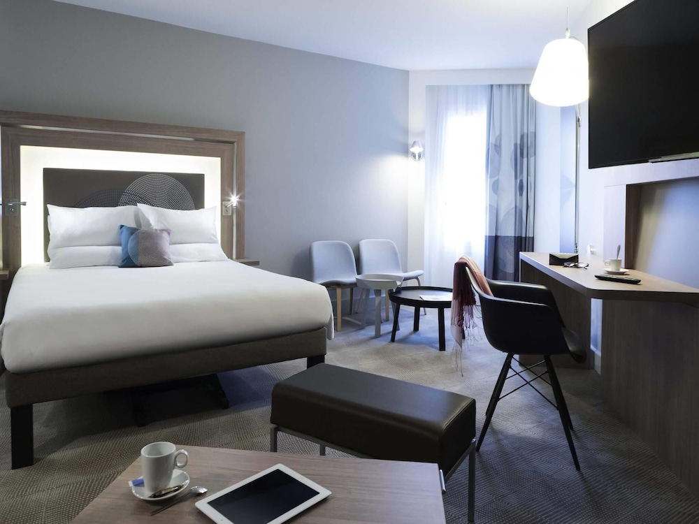 Habitación Ejecutiva con cama queen - size y sofá - cama doble del hotel Novotel Chateau de Versailles