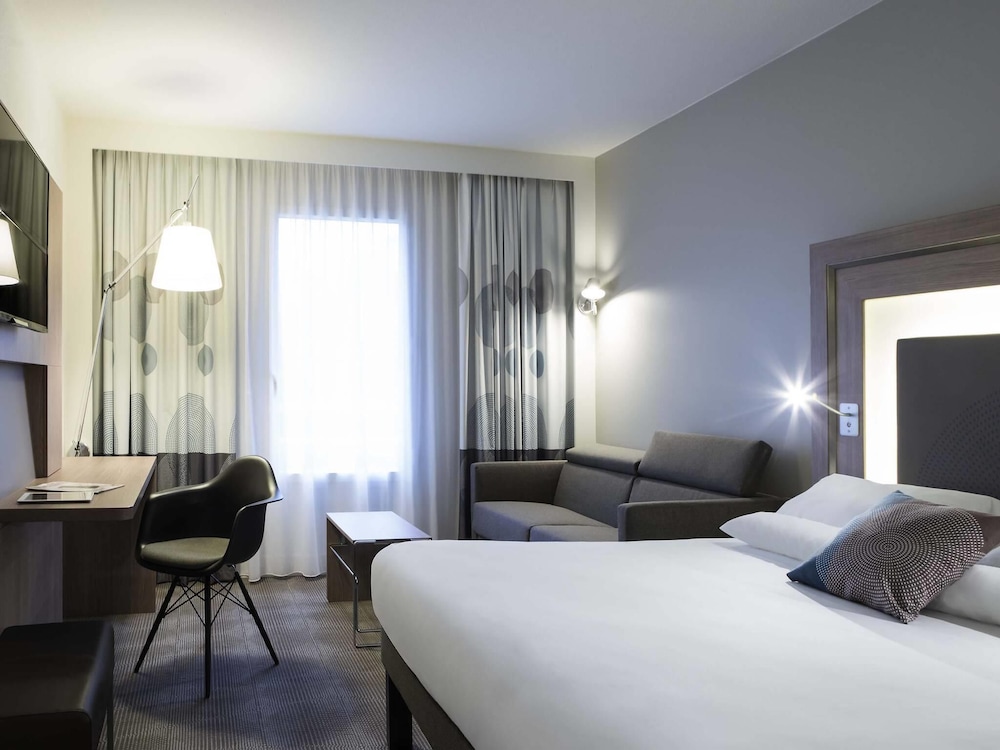 Habitación Superior con cama queen - size y sofá - cama doble del hotel Novotel Chateau de Versailles. Foto 1