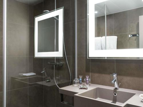 Habitación Superior para personas con movilidad reducida, con cama queen - size y sofá - cama individual del hotel Novotel Chateau de Versailles