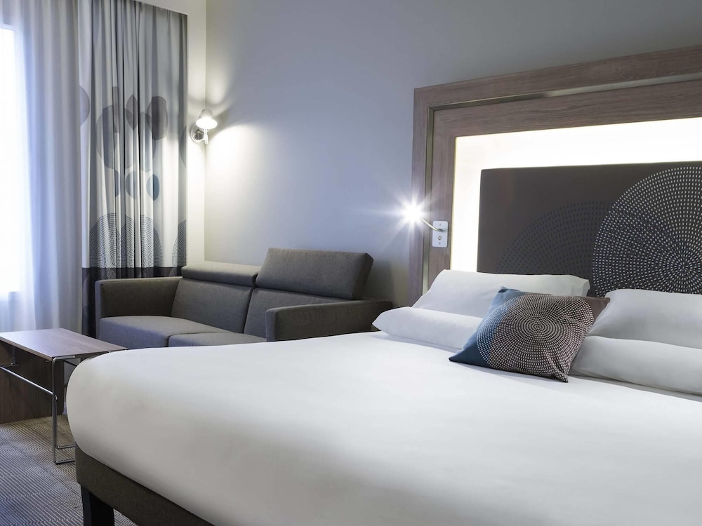 Habitación Superior con cama queen - size del hotel Novotel Chateau de Versailles. Foto 3