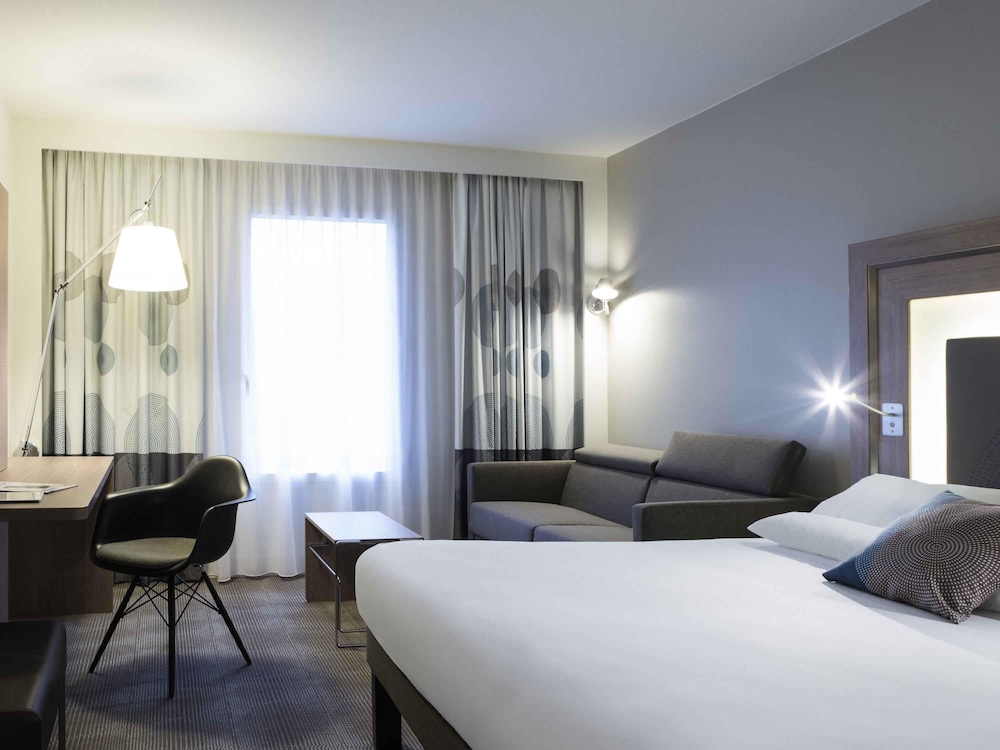 Habitación Superior con cama queen - size y sofá - cama doble del hotel Novotel Chateau de Versailles. Foto 1