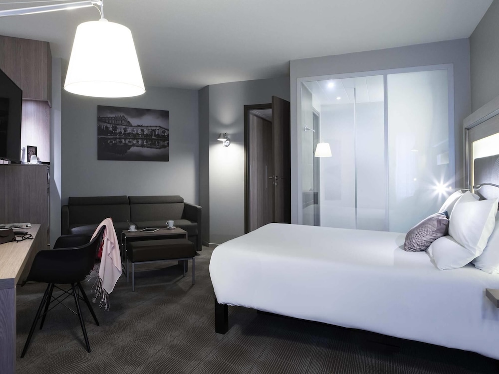 Habitación Ejecutiva con cama queen - size y sofá - cama doble del hotel Novotel Chateau de Versailles. Foto 1