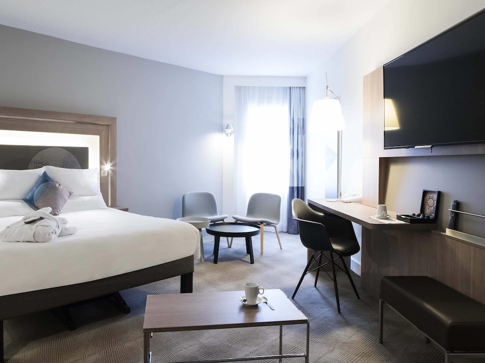 Habitación Ejecutiva con cama queen - size y sofá - cama doble del hotel Novotel Chateau de Versailles. Foto 3