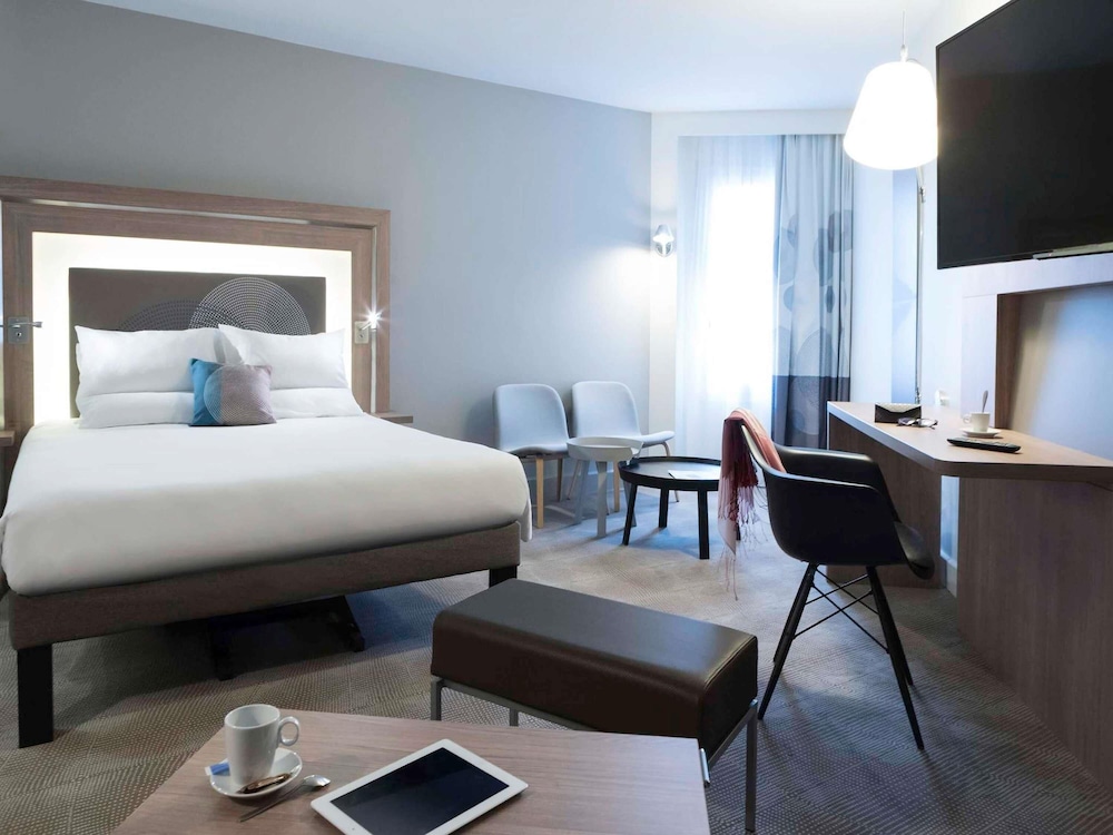 Habitación Ejecutiva con cama queen - size y sofá - cama doble del hotel Novotel Chateau de Versailles. Foto 4
