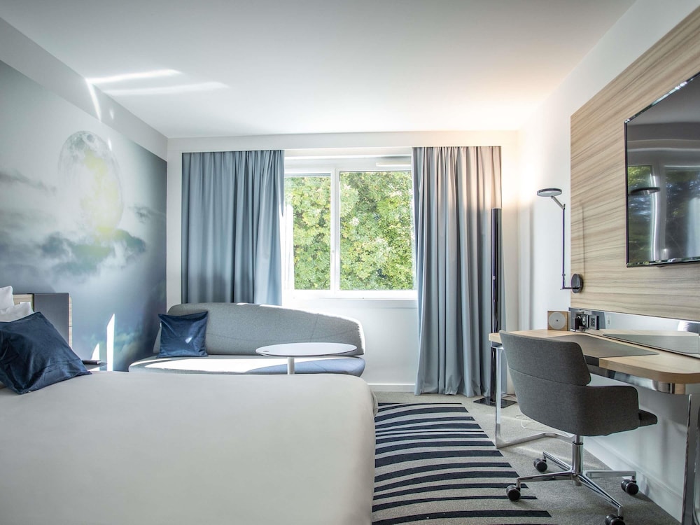 Habitación Superior N' Room con cama queen - size, equipamiento moderno y de diseño del hotel Novotel Valence Sud