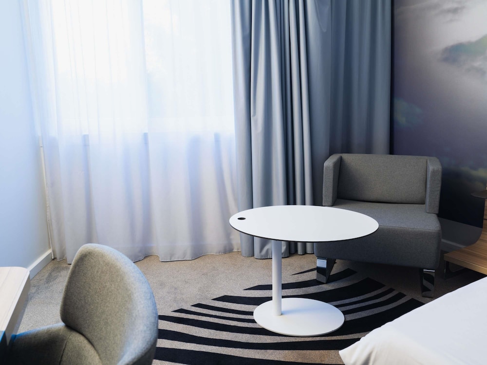 Habitación Superior N' Room con cama queen - size, equipamiento moderno y de diseño del hotel Novotel Valence Sud. Foto 1