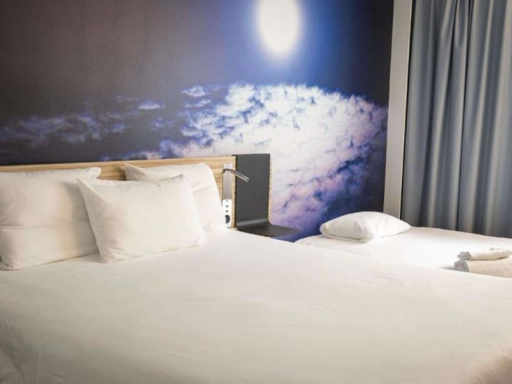 Suite con 1 cama doble y 1 sofá - cama doble del hotel Novotel Valence Sud