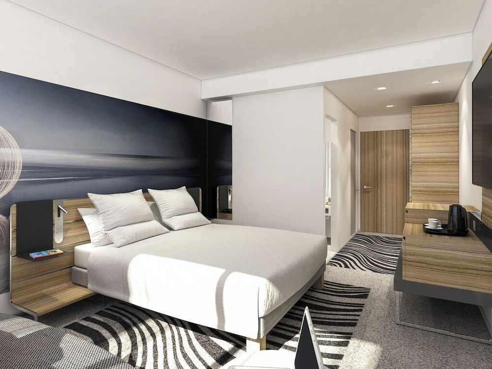 Suite con 1 cama doble y 1 sofá - cama doble del hotel Novotel Valence Sud. Foto 1