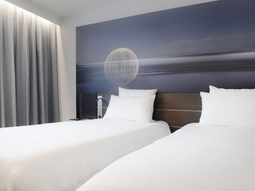 Suite con 1 cama doble y 1 sofá - cama doble del hotel Novotel Valence Sud. Foto 3