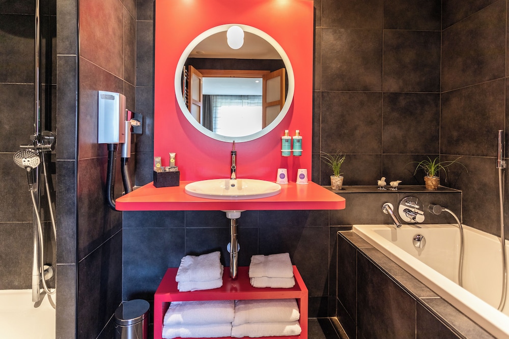 Suite con 1 cama doble y 1 sofá - cama doble del hotel Novotel Valence Sud. Foto 4