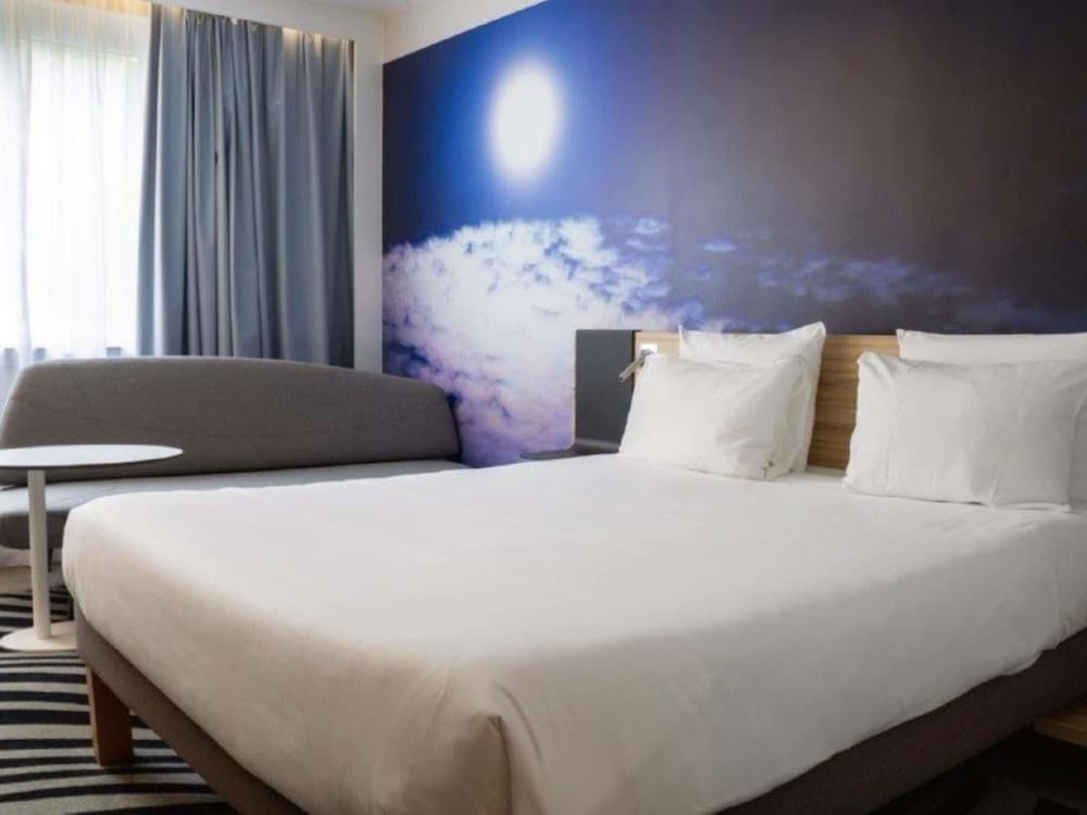 Suite con 1 cama doble y 1 sofá - cama doble del hotel Novotel Valence Sud. Foto 6