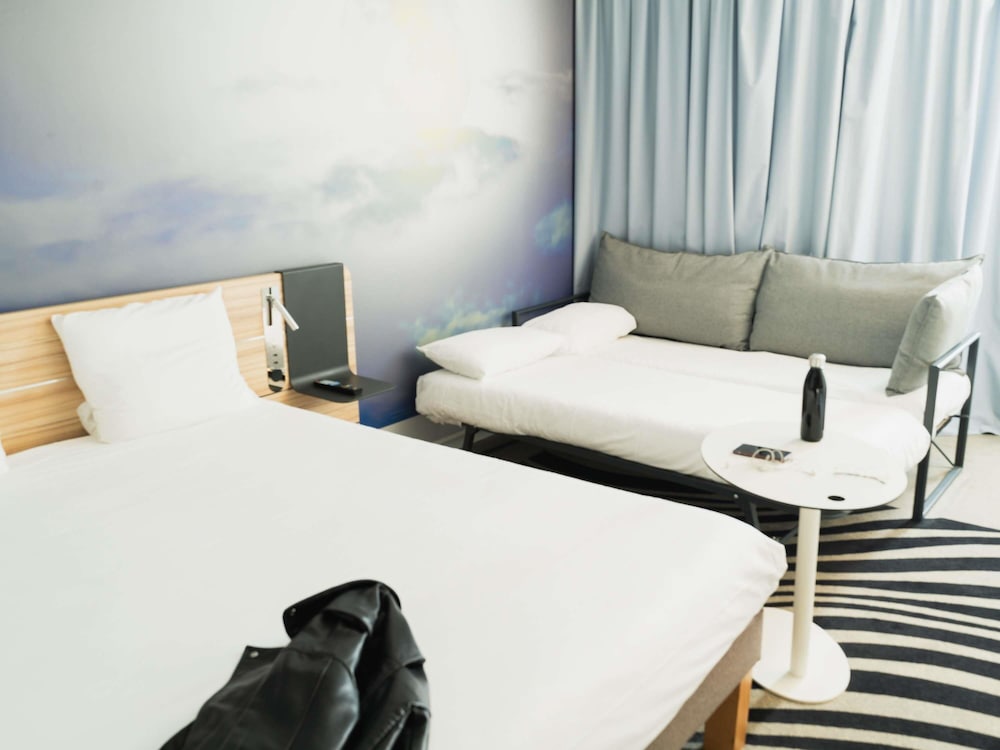 Habitación Familiar N'Room con cama doble y sofá - cama individual de 2,6 pies cada cama del hotel Novotel Valence Sud. Foto 11