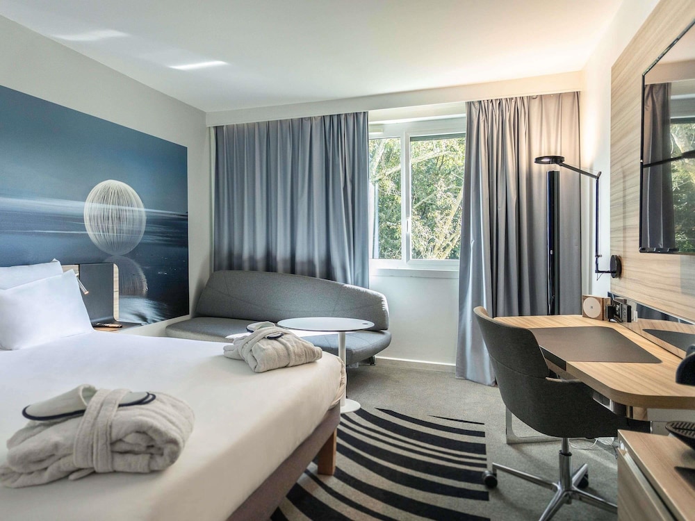 Habitación Superior N' Room con cama queen - size, equipamiento moderno y de diseño del hotel Novotel Valence Sud. Foto 6