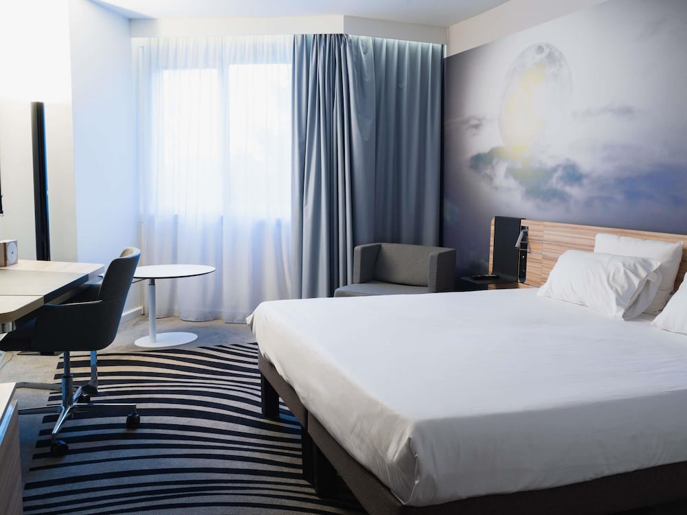 Habitación N' Room Club: 1 cama queen - size, diseño moderno y comodidades del hotel Novotel Valence Sud. Foto 6