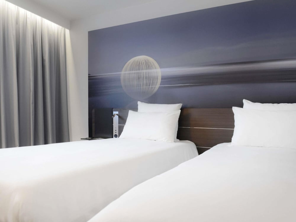 Suite con 1 cama doble y 1 sofá - cama doble del hotel Novotel Valence Sud. Foto 9
