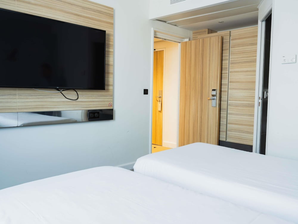 Suite con 1 cama doble y 1 sofá - cama doble del hotel Novotel Valence Sud. Foto 12