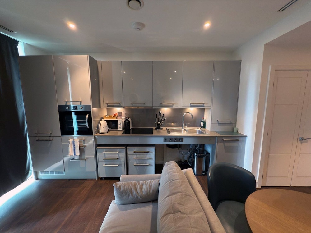 Apartamento, ducha adaptada del hotel Charles Hope Apartment Canary Wharf. Foto 4