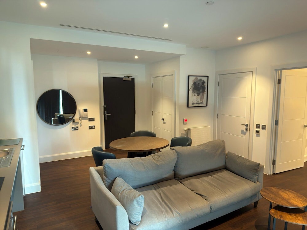 Apartamento, ducha adaptada del hotel Charles Hope Apartment Canary Wharf. Foto 8