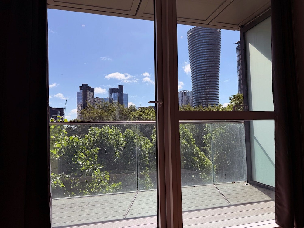 Apartamento, ducha adaptada del hotel Charles Hope Apartment Canary Wharf. Foto 9