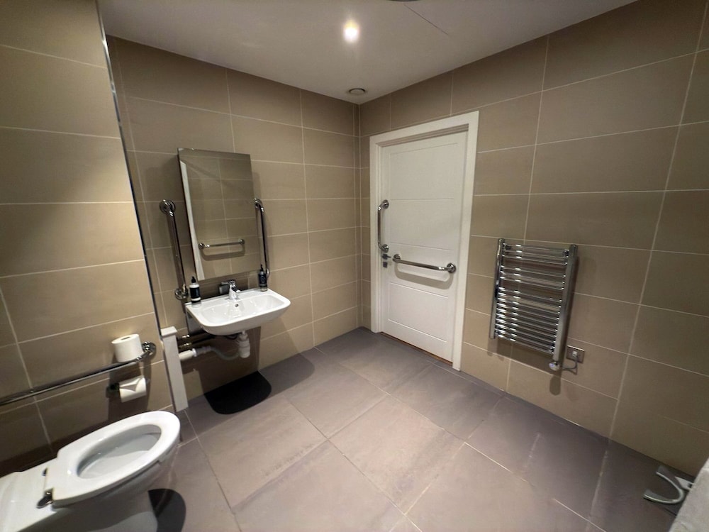 Apartamento, ducha adaptada del hotel Charles Hope Apartment Canary Wharf. Foto 10