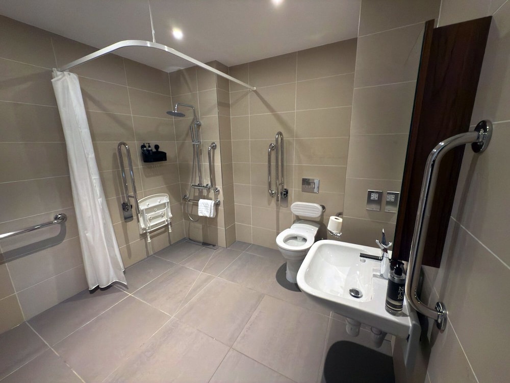 Apartamento, ducha adaptada del hotel Charles Hope Apartment Canary Wharf. Foto 11