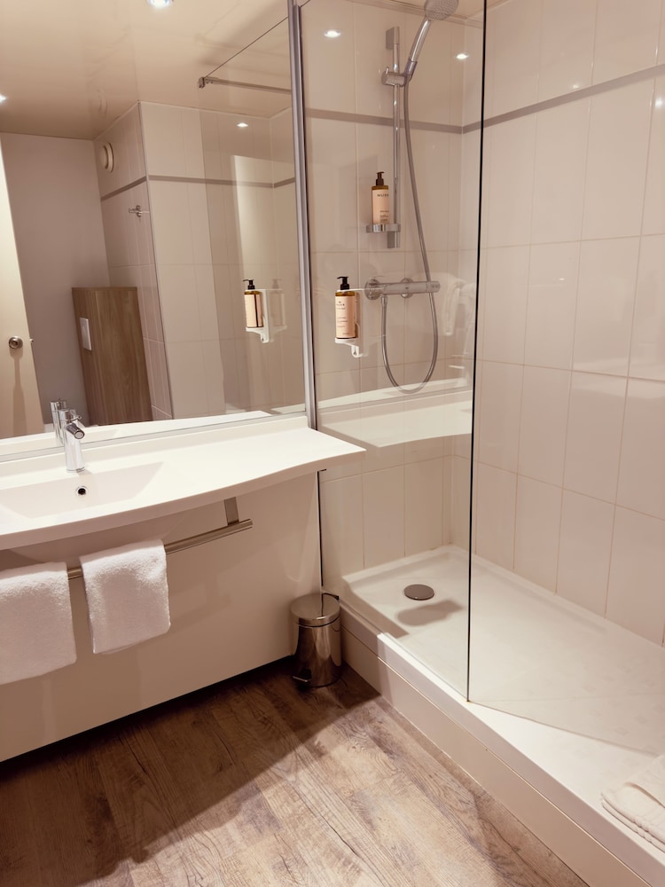 Habitación Standard con cama doble del hotel Mercure Rouen Val De Reuil. Foto 5