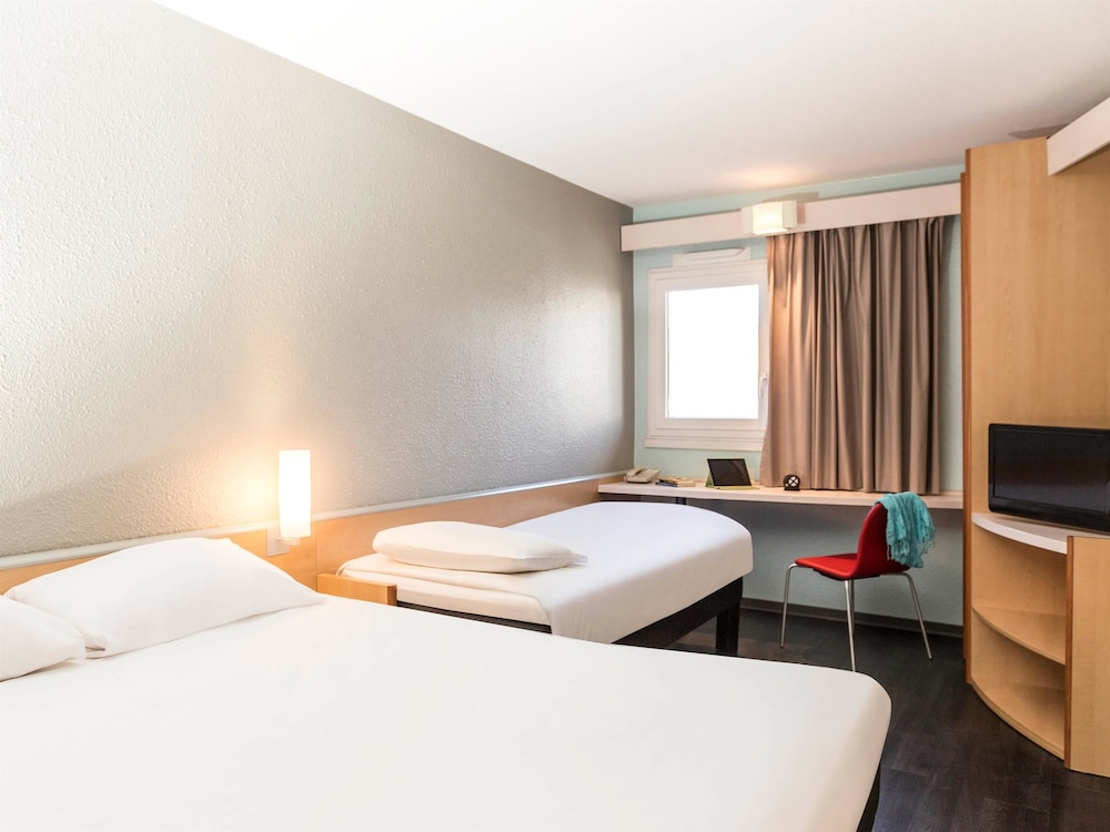 Habitación estándar con 1 cama doble y 1 cama individual (175cm x 85cm) del hotel Ibis Thonon Centre. Foto 1