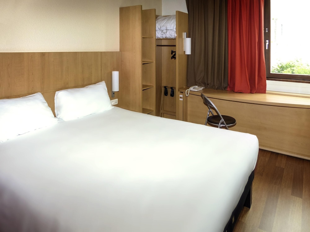 Habitación estándar doble, varias camas del hotel Ibis Périgueux Centre