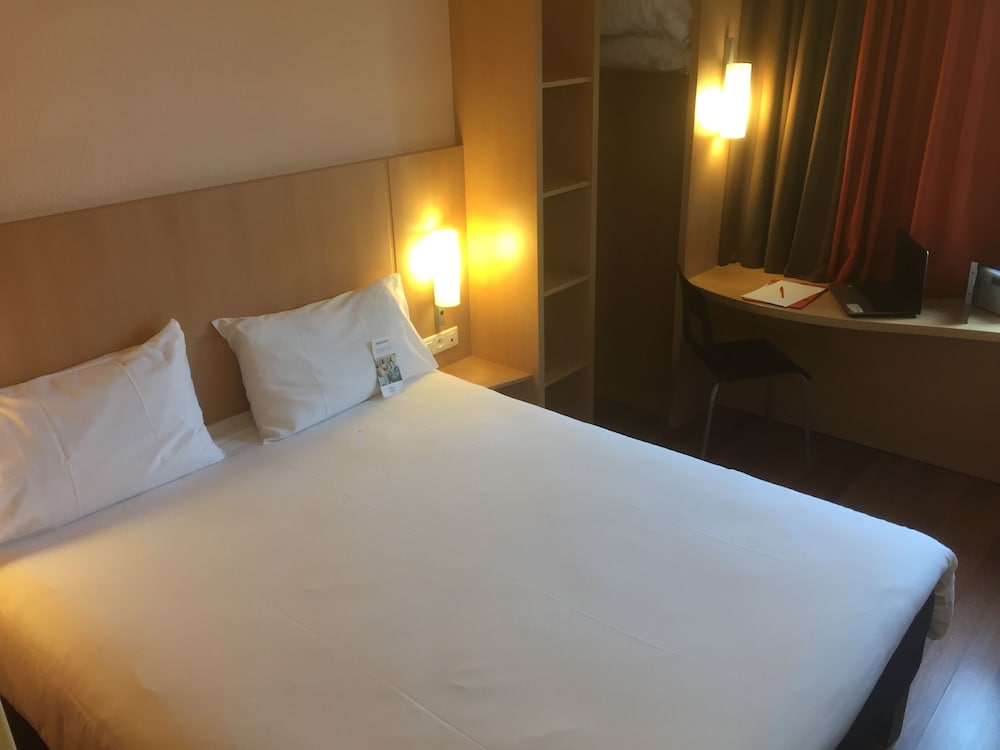 Habitación estándar doble, varias camas del hotel Ibis Périgueux Centre. Foto 2