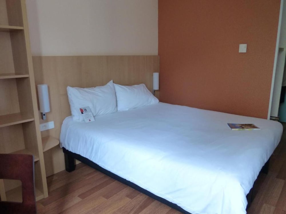 Habitación estándar doble, varias camas del hotel Ibis Périgueux Centre. Foto 3