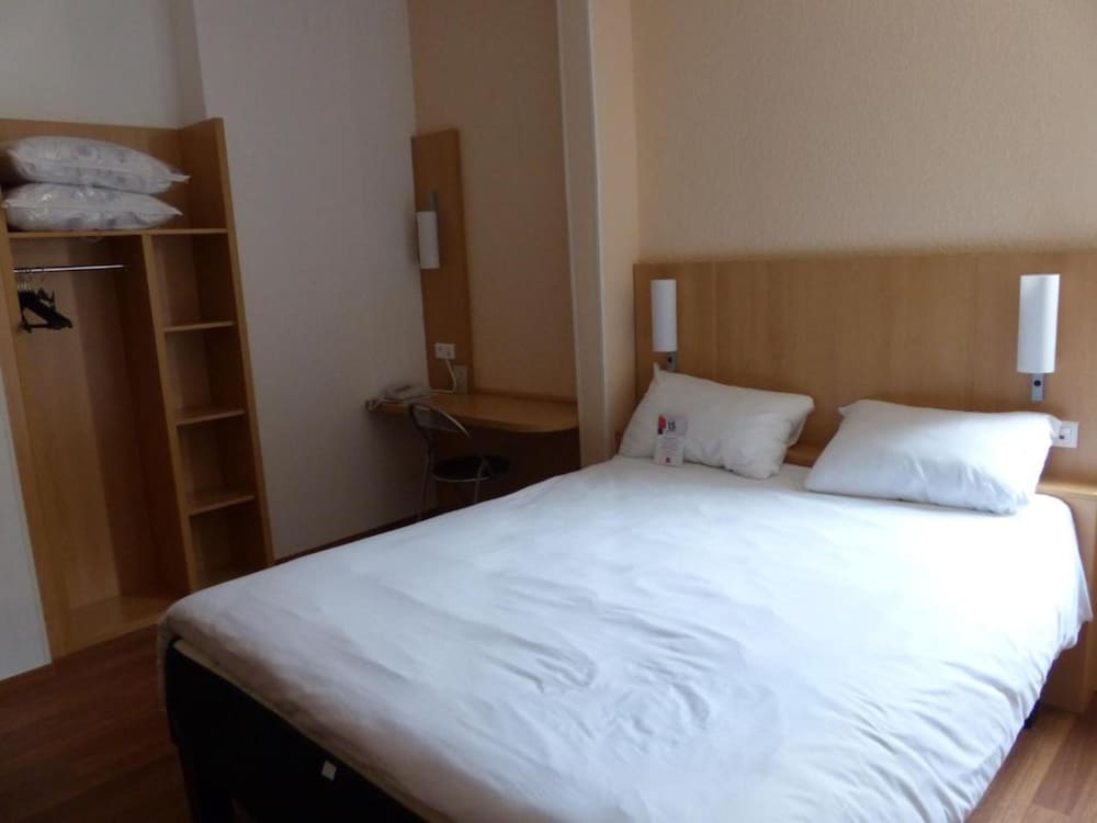 Habitación estándar doble, varias camas del hotel Ibis Périgueux Centre. Foto 4