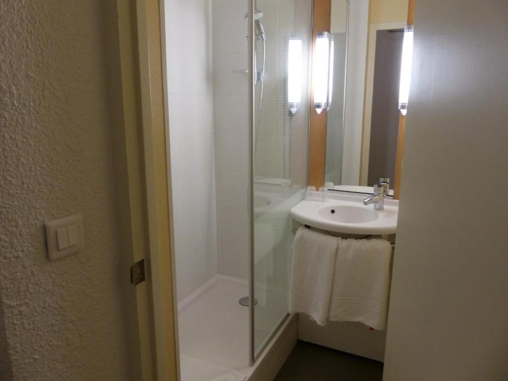Habitación estándar doble, varias camas del hotel Ibis Périgueux Centre. Foto 5
