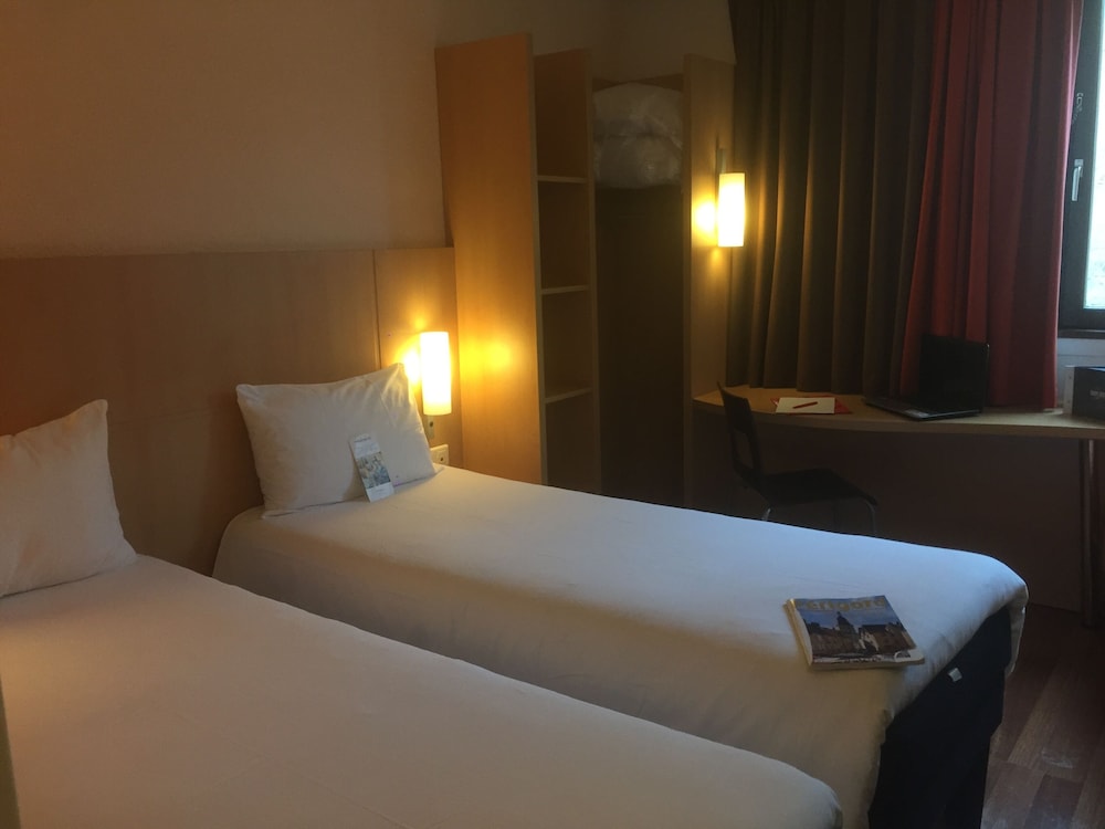 Habitación estándar, 2 camas individuales del hotel Ibis Périgueux Centre. Foto 2
