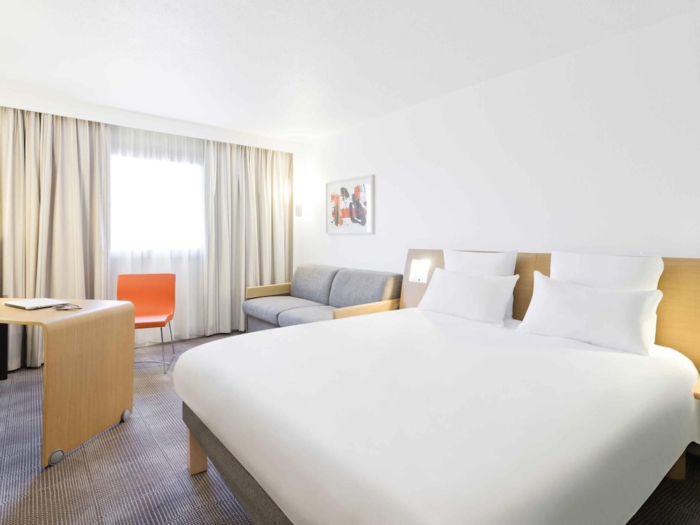 Habitación Superior - 1 cama doble y 1 sofá - cama doble del hotel Novotel Roissy Saint-Witz. Foto 1