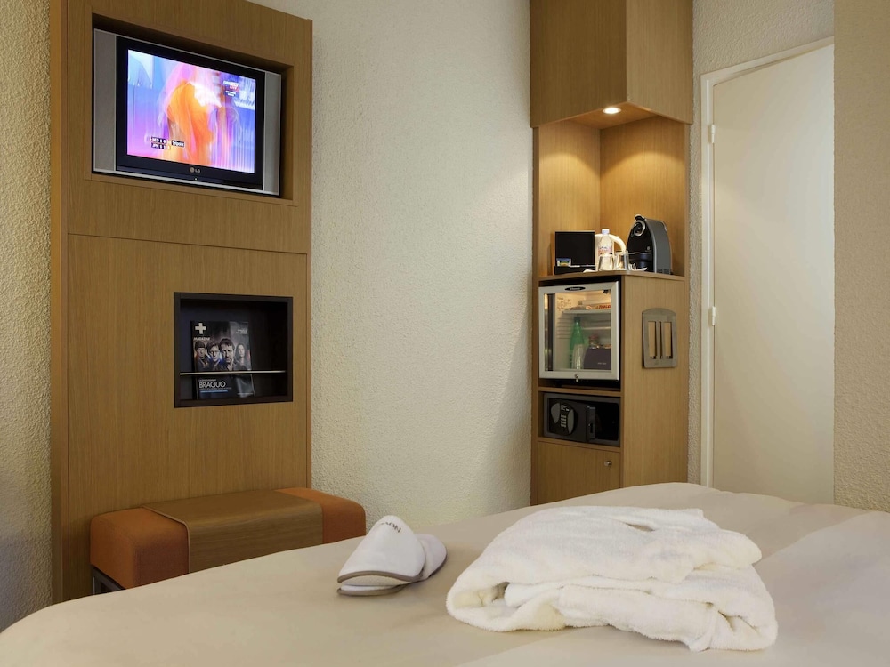 Habitación Ejecutiva con 1 cama doble y 1 sofá - cama doble del hotel Novotel Roissy Saint-Witz. Foto 2