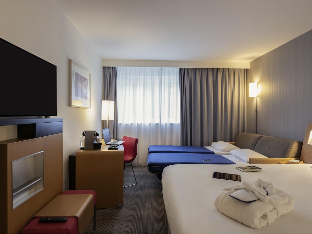 Habitación Ejecutiva con 1 cama doble y 1 sofá - cama doble del hotel Novotel Roissy Saint-Witz. Foto 5