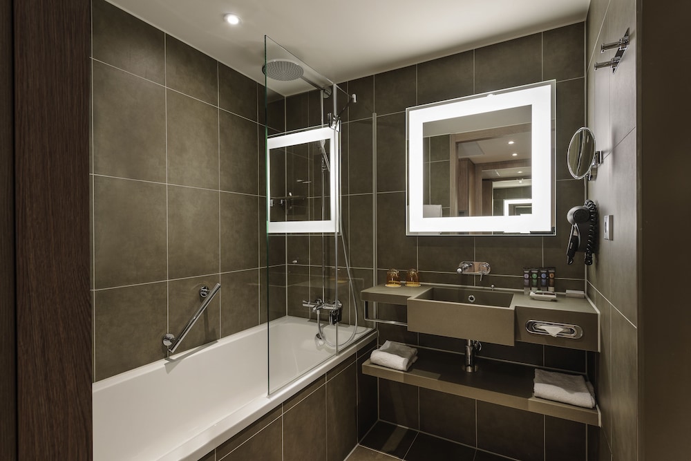 Habitación Ejecutiva con 1 cama doble y 1 sofá - cama doble del hotel Novotel Roissy Saint-Witz. Foto 6