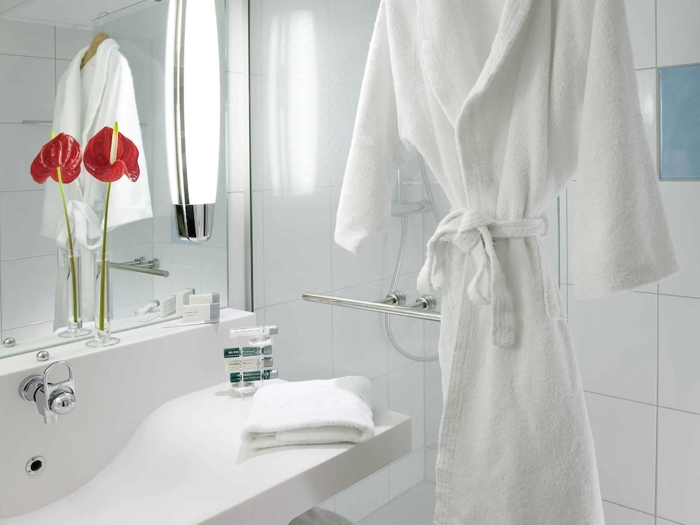 Suite Superior con 1 cama doble y 2 sofás - cama dobles del hotel Novotel Roissy Saint-Witz. Foto 4