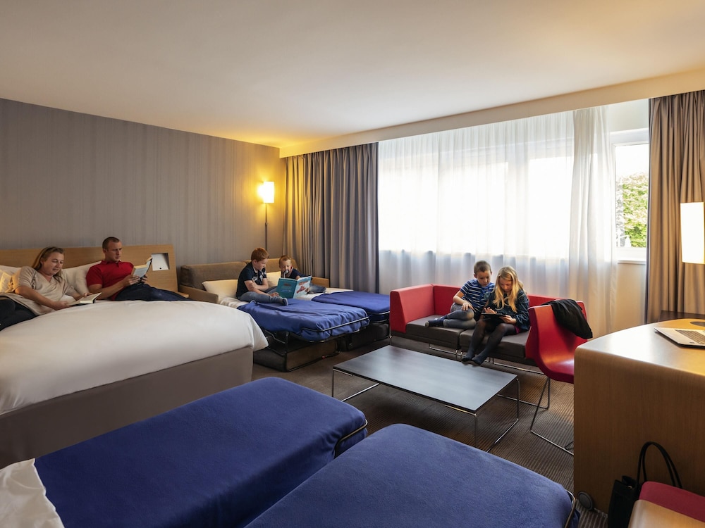 Suite Superior con 1 cama doble y 2 sofás - cama dobles del hotel Novotel Roissy Saint-Witz. Foto 5