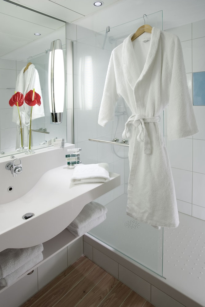 Suite Superior con 1 cama doble y 2 sofás - cama dobles del hotel Novotel Roissy Saint-Witz. Foto 6