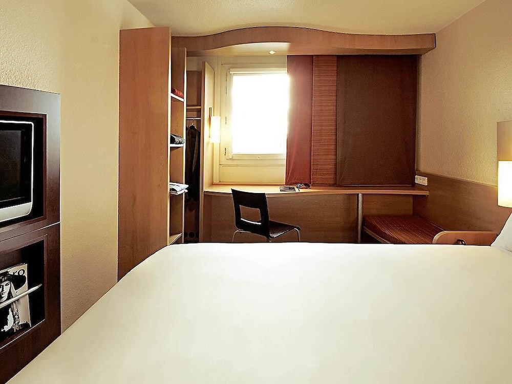 Habitación estándar con 1 cama doble para personas con movilidad reducida del hotel Ibis Rambouillet. Foto 1