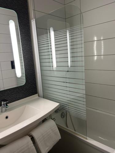 Habitación Doble Estándar del hotel Ibis Roanne. Foto 5