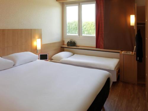 Standard Room with One Double Bed and One Single Bed (for one kid up to 12 year old) del hotel Ibis Roanne